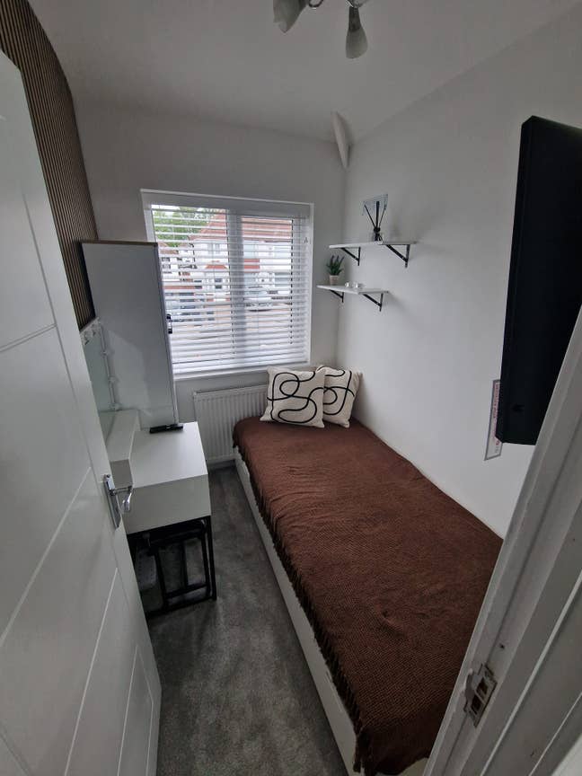 Bright small room in a newly renovated 3-bed house Main Photo