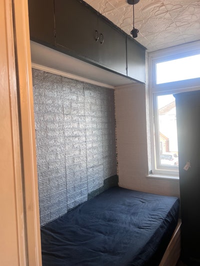 Box room fully renovated for single  Main Photo