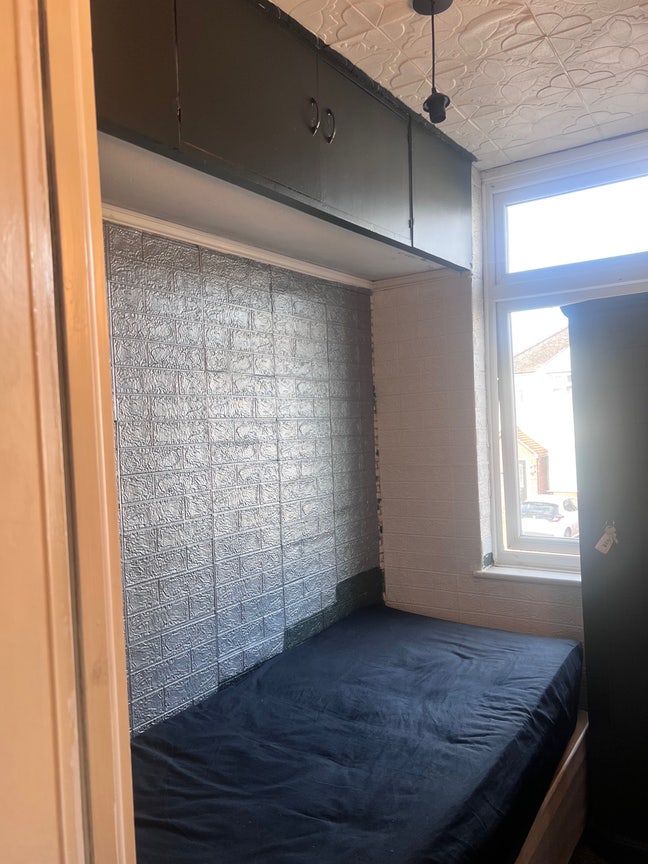 Box room fully renovated for single  Main Photo