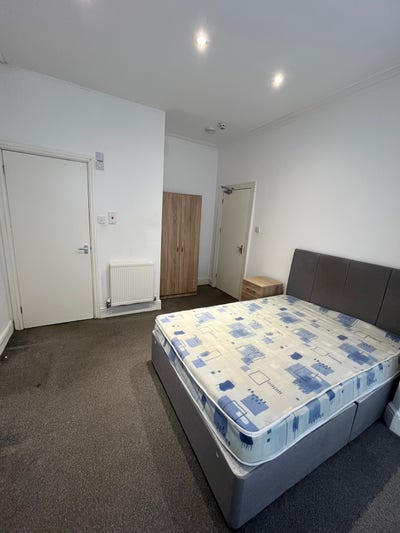 Large Double En-Suite All Bills Included Main Photo
