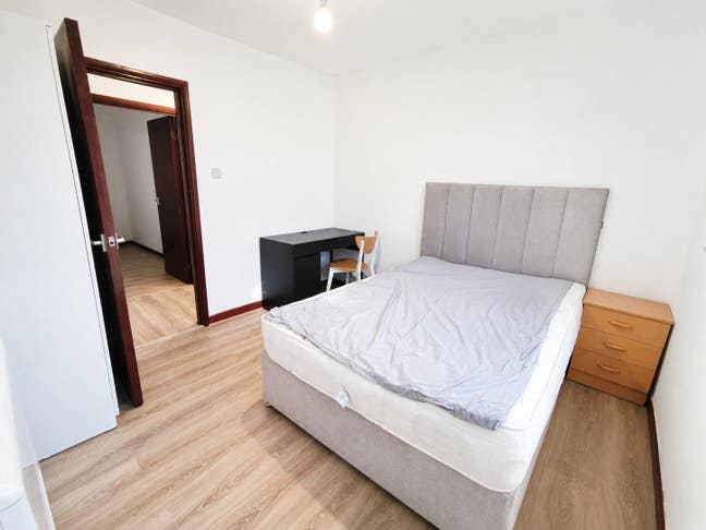 Spacious rooms available for students or professio Main Photo
