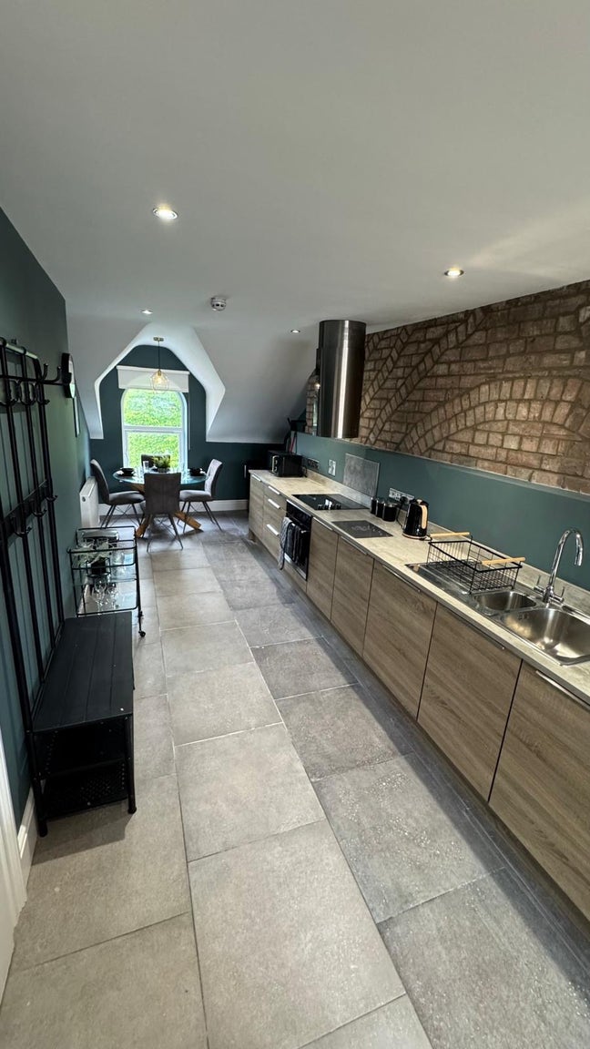 * Top Floor One Bed  Lavish Apartment Malone Rd * Main Photo