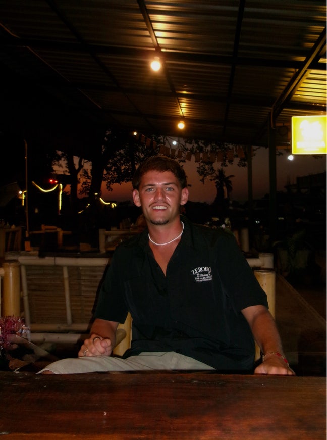 Professional looking for a flat / flatmate  Main Photo
