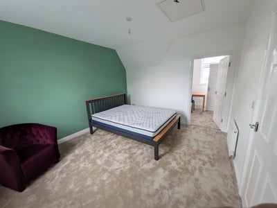 Kingsize ensuite + own office/closet. Lovely house Main Photo
