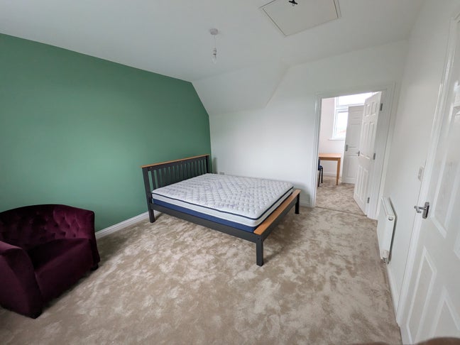 Kingsize ensuite + own office/closet. Lovely house Main Photo