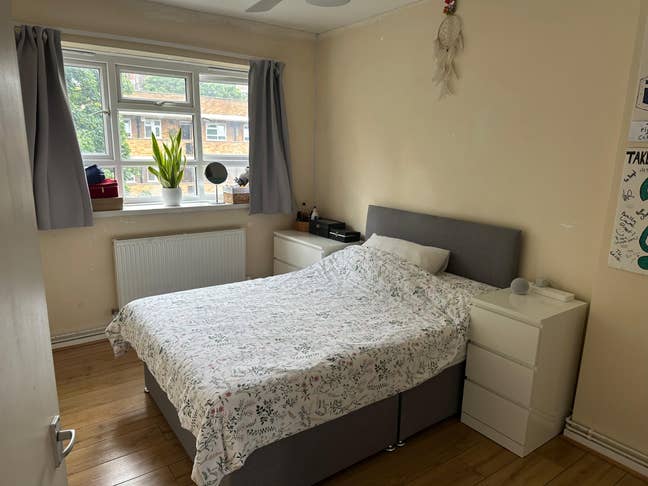 Spacious Double bed room available Main Photo