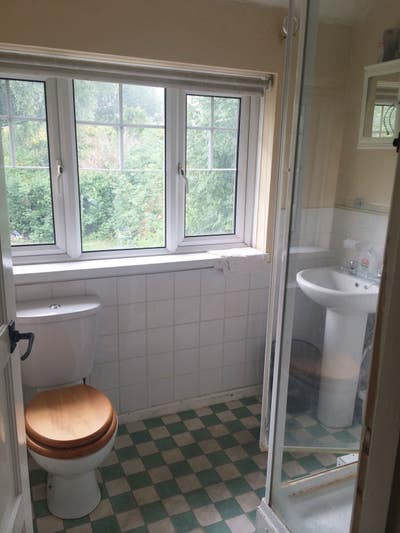 A good sized doubl room in a lovely friendly home. Main Photo