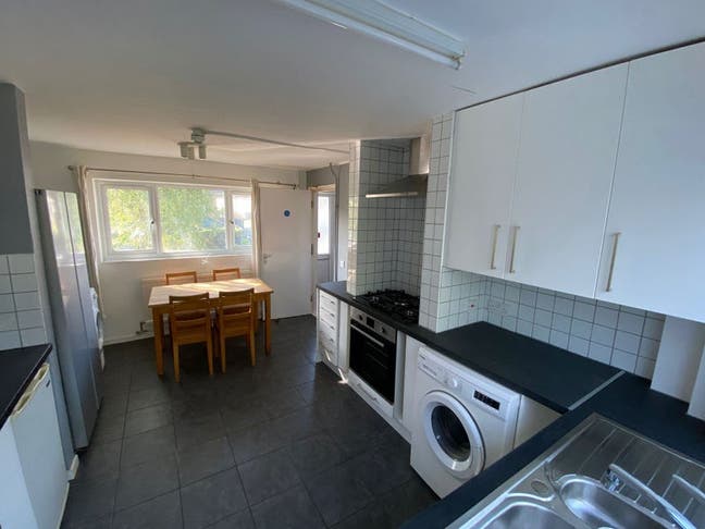 Female student house - single room available  Main Photo