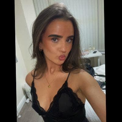 Professional Female looking for one bed/ studio Main Photo