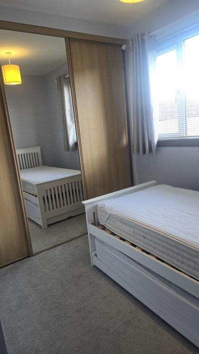 Two rooms in a 3 bedroom house available for end Main Photo