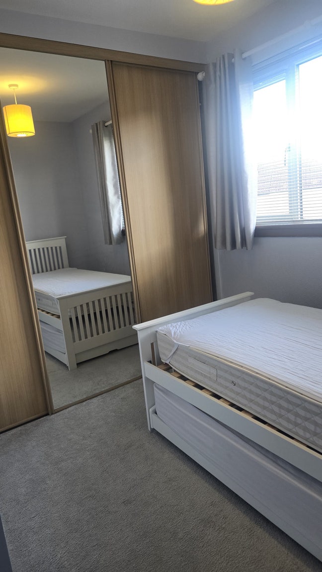 Two rooms in a 3 bedroom house available for end Main Photo
