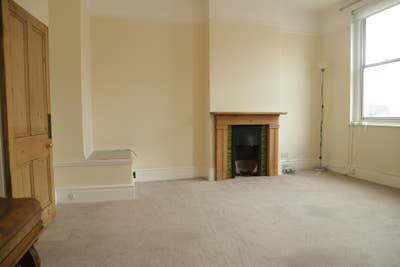 3 bed flat in Greenwich with shared bathroom Main Photo