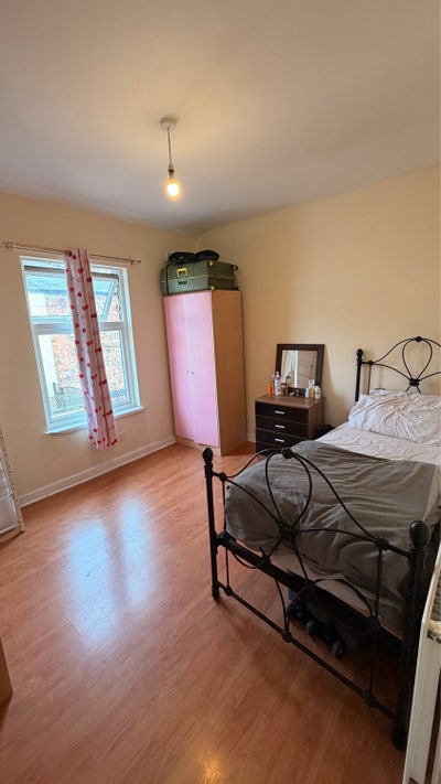 One room available in 2 bhk house Main Photo