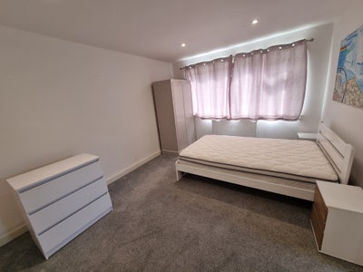 ✅ Spacious Double Room in a Shared House Main Photo