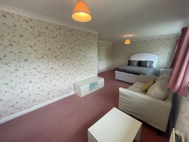 XL En-Suite Double Room Available Upper Caldecote Main Photo