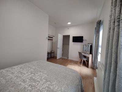 Large Ensuite room available opp Royal Hospital Main Photo