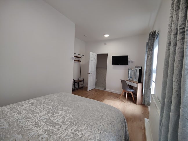 Large Ensuite room available opp Royal Hospital Main Photo