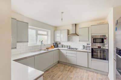 Spacious Double room for a female student or profe Main Photo