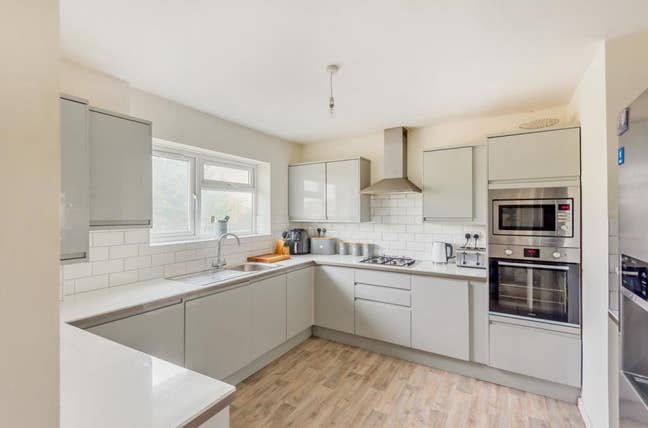 Spacious Double room for a female student or profe Main Photo