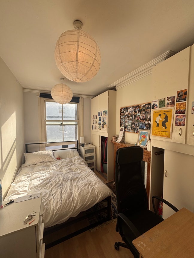 Bright double room in a sociable, outgoing 9-bed Main Photo