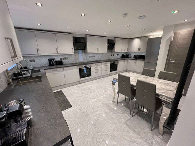 En-Suite room available in BS10 Main Photo