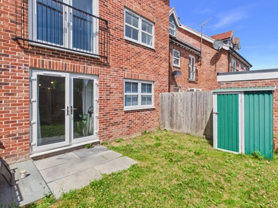 High-Spec Ground Floor Apartment with Private Gard Main Photo
