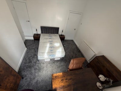 Spacious Double Room /Renovated /Bills incl. Main Photo