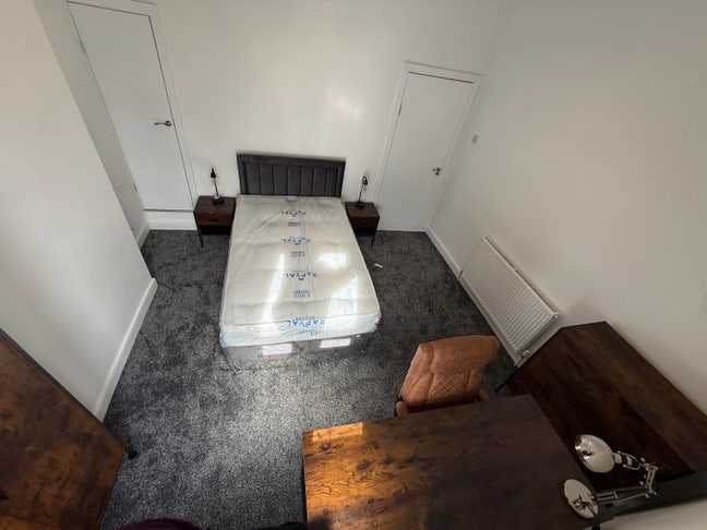 Spacious Double Room /Renovated /Bills incl. Main Photo
