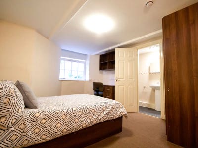 Room Available 5 minutes to University of Leeds!!  Main Photo