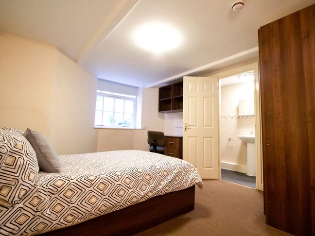 Room Available 5 minutes to University of Leeds!!  Main Photo
