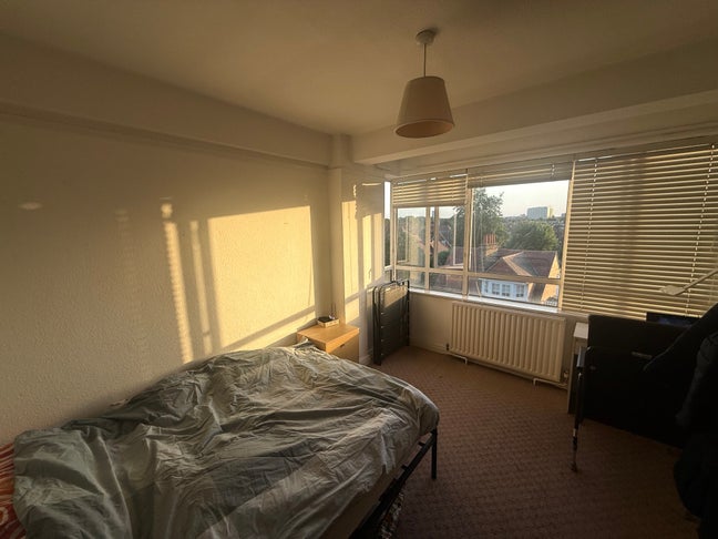 Spacious Room Available in Chiswick/Turnham Gree Main Photo