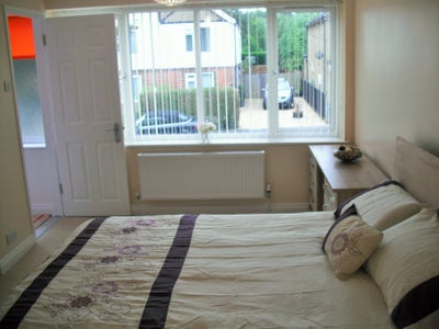 Bright Double en-suite Room in Modern Home Main Photo