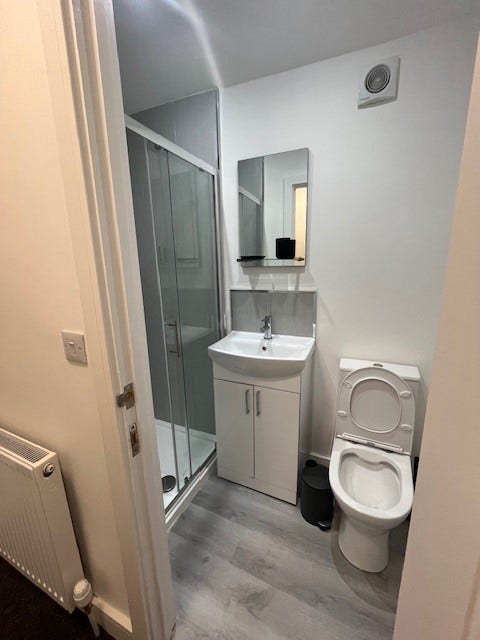Stylish, Mordern, Heart of town- 2 beds available! Main Photo