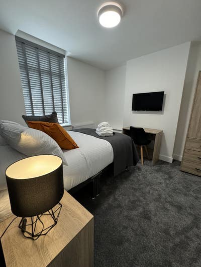 Stylish, Mordern, Heart of town- 2 beds available! Main Photo