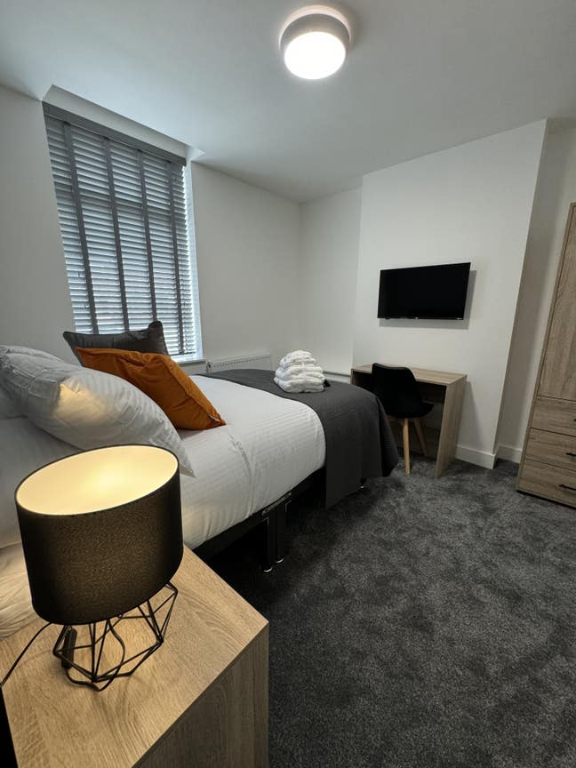 Stylish, Mordern, Heart of town- 2 beds available! Main Photo