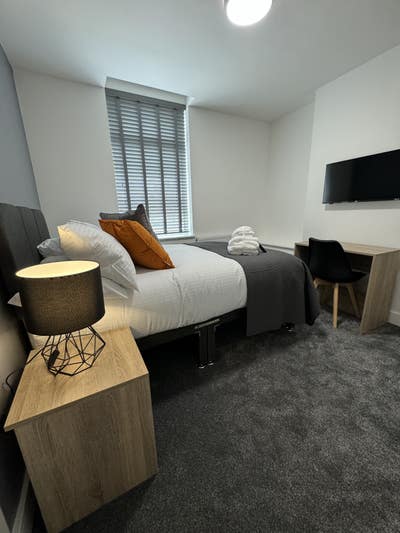 Stylish, Mordern, Heart of town- 2 beds available! Main Photo