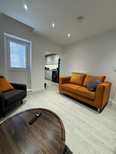 Stylish, Mordern, Heart of town- 2 beds available! Main Photo