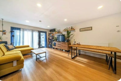 Premium Spacious Ensuite Room with Air-conditioner Main Photo