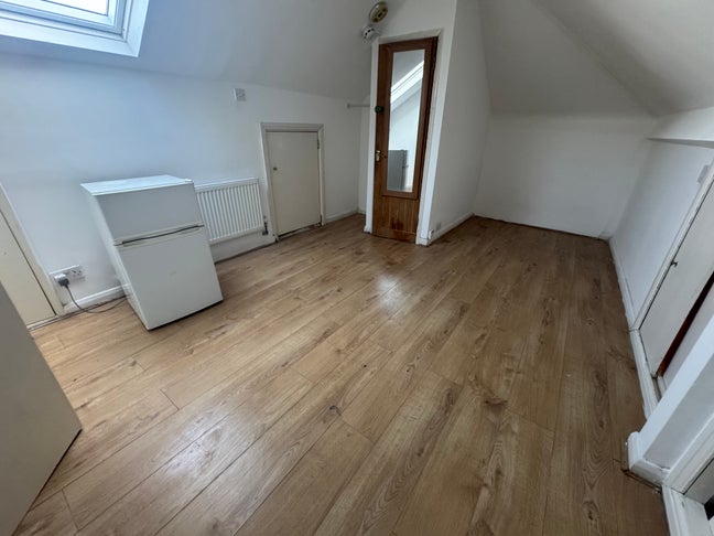 5 Ensuite Bedromms near Station-All Bills Included Main Photo