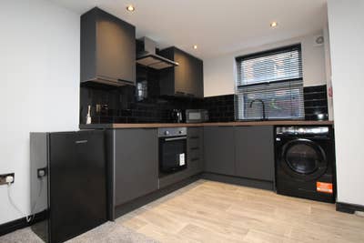 A Convenient 1 bed flat for Rent in Beeston, Leeds Main Photo