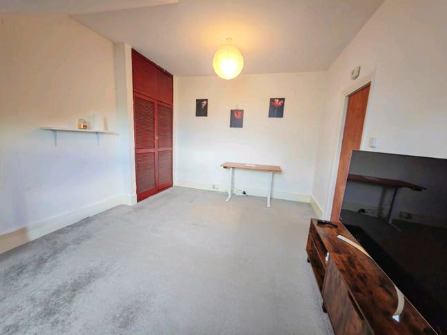 Extra large double room in a 2bed flat Main Photo