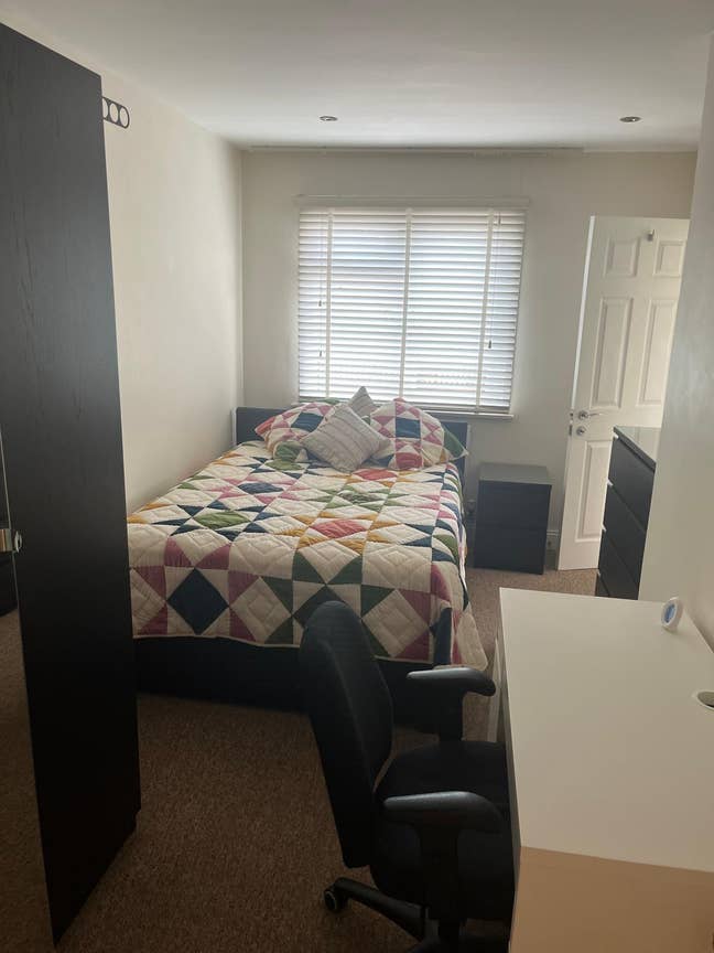 Fantastic cul de sac location en suite room Main Photo