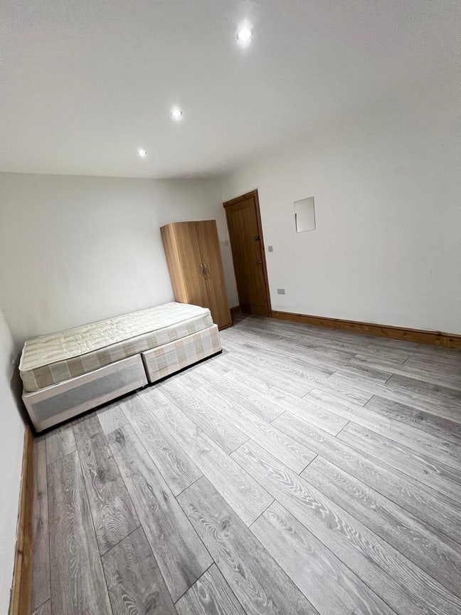 Furnished Room to rent- Harrow (HA2) Main Photo