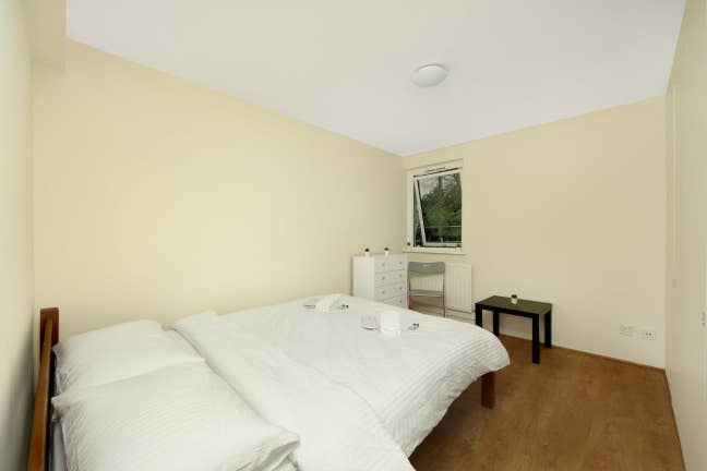 Double room 10 mint station. 2 more people only  Main Photo