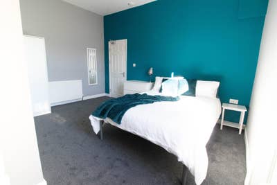Beautiful Ensuite bedroom in House Share Main Photo