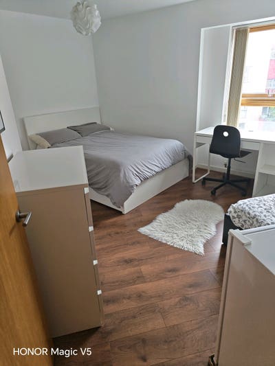 Large modern furnished bedroom  Main Photo