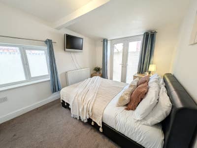 Gainsborough Rd * Near Town * Cosy & Convenient Main Photo