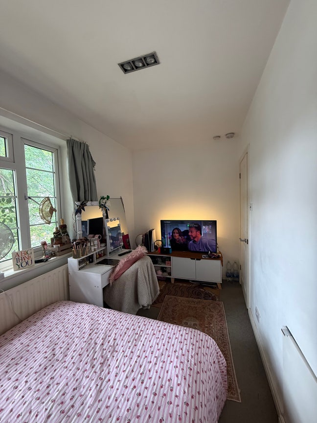Part Furnished Room in 4 Bed All Girls Flat Main Photo