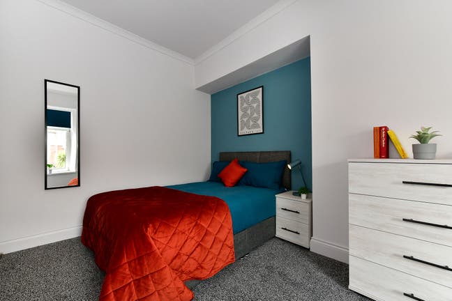 Stylish Large Room | Bills Inc | M4 Briton Ferry📍 Main Photo