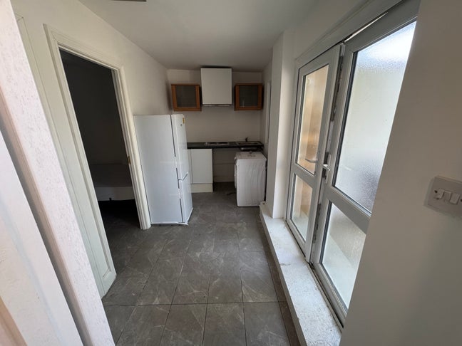 Spacious double bedroom available for rent Main Photo
